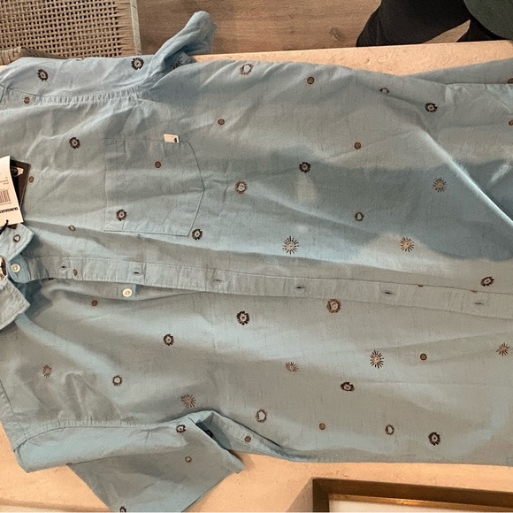 Quicksilver men’s button down shirt, never worn, size XL - Picture 2 of 3